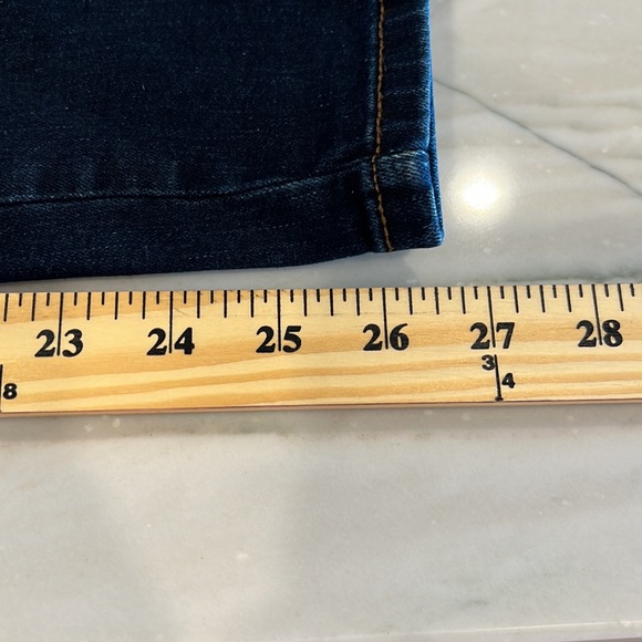 WHBM The Skimmer Jeans with Decorative Buttons at the Legs. - Picture 7 of 8